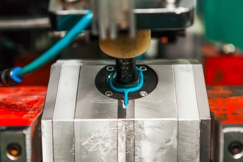 Blow molding for manufacturing cosmetic containers