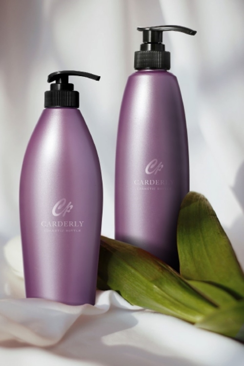 Display of 2 mauve plastic containers for beauty products