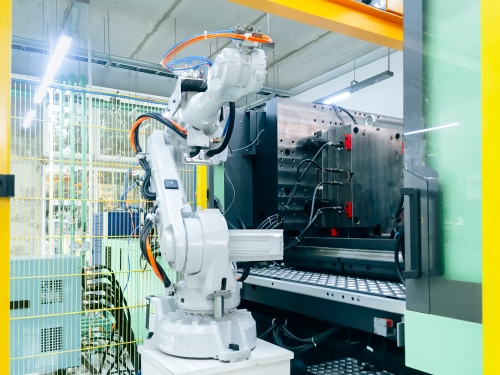 Plastic injection molding automation
