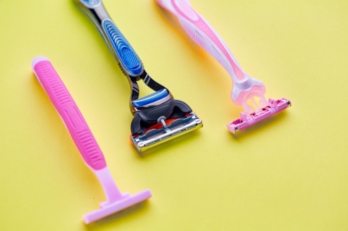 razor handles made with multiple injection molding materials